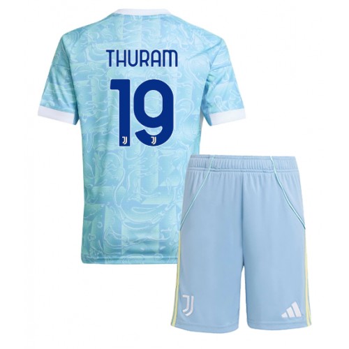 Juventus Khephren Thuram #19 Replika Babytøj Udebanesæt Børn 2025-26 Kortærmet (+ Korte bukser) Juventus Khephren Thuram #19 Replika Babytøj Udebanesæt Børn 2025-26 Kortærmet (+ Korte bukser)